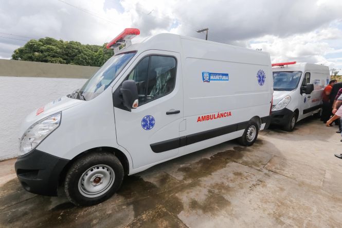 O município de Marituba, na Região Metropolitana de Belém (RMB), deverá ganhar, em breve, um complexo cultural, de lazer, turismo e negócios, a ser construído por meio de uma parceria entre a Prefeitura local e o governo do Estado. O primeiro passo para a implementação do projeto foi dado na tarde desta quarta-feira (17), quando o governo do Estado oficializou a cessão de uma área que pertencia à Empresa de Assistência Técnica e Extensão Rural do Estado (Emater-PA) para a gestão municipal. O ato contou com a participação do governador Helder Barbalho, de secretários estaduais e de representantes do município, que se reuniram no auditório da Emater, no KM-12 da Rodovia BR-316.

FOTO: MARCELO SEABRA ;/ AGÊNCIA PARÁ
DATA: 17.04.2019
MARITUBA - PARÁ <div class='credito_fotos'>Foto: Marcelo Seabra / Ag. Pará   |   <a href='/midias/2019/originais/993fba47-6d4f-4cb7-ae72-1d8a2eef57d4.jpg' download><i class='fa-solid fa-download'></i> Download</a></div>