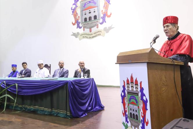 O governador do Estado do Pará, Helder Barbalho, juntamente com o vice Lúcio Vale, participou, na manhã desta quarta-feira (17), da entrega de outorga Doutor Honoris Causa, concedida pela Universidade Federal Rural da Amazônia (Ufra), a Anivaldo Vale. A cerimônia ocorreu na sede na universidade, como parte das comemorações dos 68 anos da instituição.

FOTO: MARCO SANTOS / AGÊNCIA PARÁ
DATA: 17.04.2019
BELÉM - PARÁ <div class='credito_fotos'>Foto: Marco Santos / Ag. Pará   |   <a href='/midias/2019/originais/9940ce56-0b30-4fd6-b986-f9efe2d2d59b.jpg' download><i class='fa-solid fa-download'></i> Download</a></div>