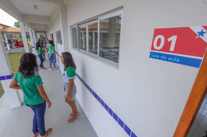 Construída por meio de um convênio firmado entre a Prefeitura e o governo do Estado, no valor de R$ 984.663,51, a Escola Estadual Magalhães Barata foi inaugurada na tarde desta quinta-feira (18), na comunidade de Ariri, zona rural de Colares, município do nordeste paraense.

FOTO: MARCO SANTOS / AGÊNCIA PARÁ
DATA: 18.04.2019
COLARES - PARÁ <div class='credito_fotos'>Foto: Marco Santos / Ag. Pará   |   <a href='/midias/2019/originais/994b4c5d-cbc8-48a9-8dd1-feb07d98d60d.jpg' download><i class='fa-solid fa-download'></i> Download</a></div>