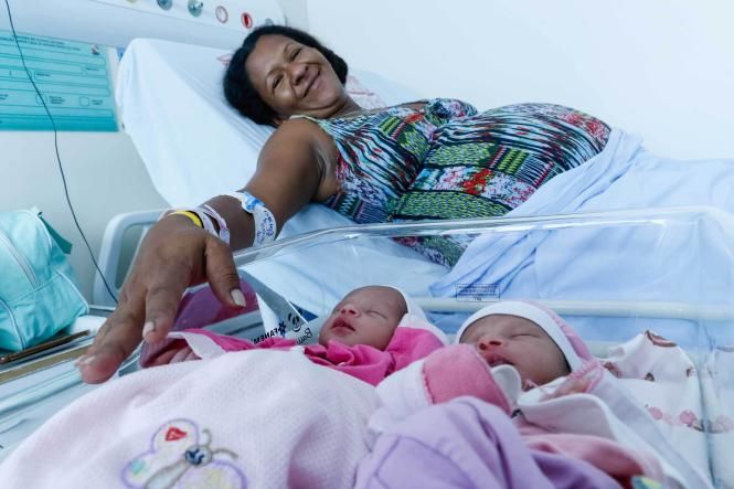 Os atendimentos na triagem da Santa Casa, a maior maternidade do Estado, durante as festas de carnaval foram bastante expressivos. Nos últimos cinco dias foram 627 atendimentos, com mais de uma centena de internações. Deste total, 131 mulheres tiveram seus bebes na maternidade.  Silmeire Abreu Rodrigues, 30 anos, veio de São Miguel do Guamá, nordeste do estado, e teve suas gêmeas na Santa Casa. Ela não esconde a felicidade pelo nascimento em pleno carnaval de suas filhas Isadora e Isabelle Pereira. Para a mãe das gêmeas, o atendimento da equipe da Santa Casa foi rápido e o acompanhamento dos profissionais do hospital, nos dá muita segurança. “Eu e minhas filhas passamos bem, agora é só esperar a alta para voltarmos pra casa”.
Na foto Marlene Pereira

FOTO: FERNANDO ARAÚJO / AGÊNCIA PARÁ
DATA: 06.03.2019
BELÉM - PA <div class='credito_fotos'>Foto: Fernando Araújo / Arquivo Ag. Pará   |   <a href='/midias/2019/originais/995d0ef6-96e2-444e-90b1-18994046aa87.jpg' download><i class='fa-solid fa-download'></i> Download</a></div>