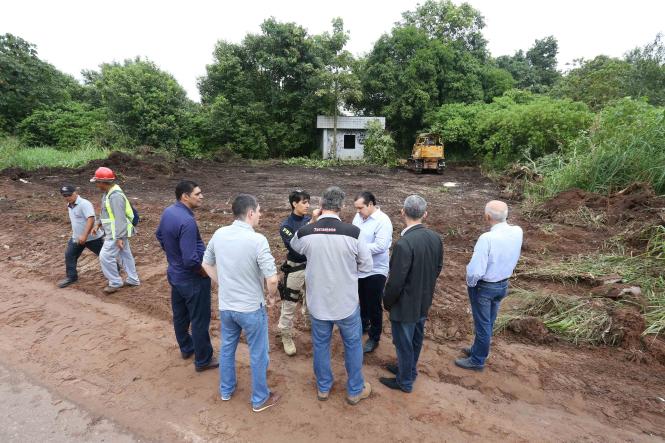 O secretário de Estado de Transportes, Pádua Andrade, vistoriou nesta quinta-feira, 1º de fevereiro,  as obras de infraestrutura do pátio de triagem de caminhões, que está em obras no Km 10,5 da BR 316. O local servirá de estacionamento para caminhões, que chegarem a partir de hoje à cidade, nos horários restritos para circulação no corredor das obras de requalificação da BR 316. O pátio de triagem, que está sendo construído no terreno, que abrigava a antiga fábrica Inca, ficará pronto em 60 dias.

FOTO: WAGNER SANTANA / AGÊNCIA PARÁ
DATA: 01.02.2019
BELÉM - PARÁ <div class='credito_fotos'>Foto: Wagner Santana / Ag. Pará   |   <a href='/midias/2019/originais/9972df2d-bf9b-4801-80aa-0daa27e1f201.jpg' download><i class='fa-solid fa-download'></i> Download</a></div>