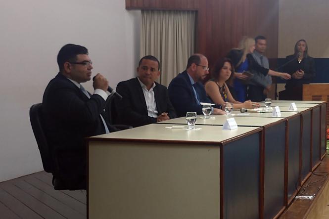 O vice-governador Lúcio Vale, esteve nesta terça-feira (15), na Fundação Pública Hospital de Clínicas Gaspar Vianna, onde participou da posse do novo Diretor-Presidente da instituição, o dermatologista dr. Miguel Saraty. O evento aconteceu no auditório da instituição, na presença de servidores da instituição, além de autoridades do Legislativo e de ex-gestores do hospital.

FOTO: ASCOM HC
DATA: 15.01.2019
BELÉM - PARÁ <div class='credito_fotos'>Foto: Ascom HC   |   <a href='/midias/2019/originais/998f7fc1-0995-4446-95ed-d8c047d2032d.jpg' download><i class='fa-solid fa-download'></i> Download</a></div>