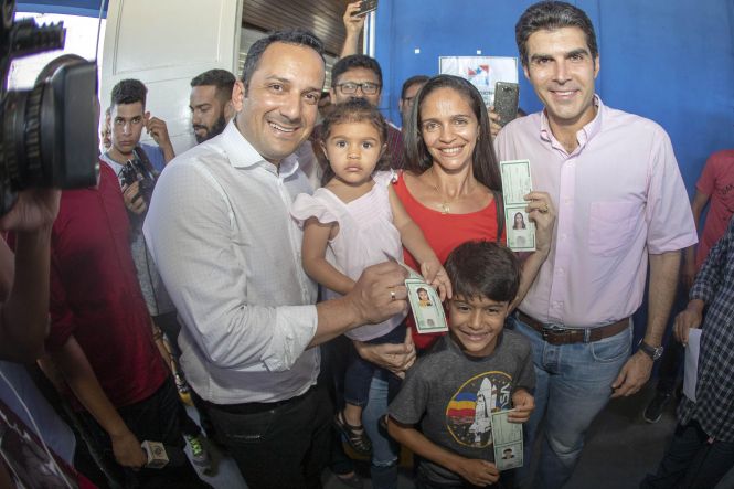 Os moradores de Paragominas contam agora com um núcleo regional da Secretaria de Estado de Justiça e Direitos Humanos (Sejudh), para emissão gratuita das Carteiras de Identidade e Trabalho. O Polo que foi inaugurado nesta sexta-feira (24), contou com a presença do Governador do Estado do Pará, Helder Barbalho, do Prefeito municipal de Paragominas, Paulo Tocantins e diversas autoridades estaduais e municipais. Ainda no município, o chefe do poder executivo visitou a feira de agronegócios Show Agro.

FOTO: MARCO SANTOS / AGÊNCIA PARÁ
DATA: 24.05.2019
PARAGOMINAS - PARÁ <div class='credito_fotos'>Foto: Marco Santos / Ag. Pará   |   <a href='/midias/2019/originais/99a363db-2e34-41e9-9c4e-93454a7a4c05.jpg' download><i class='fa-solid fa-download'></i> Download</a></div>