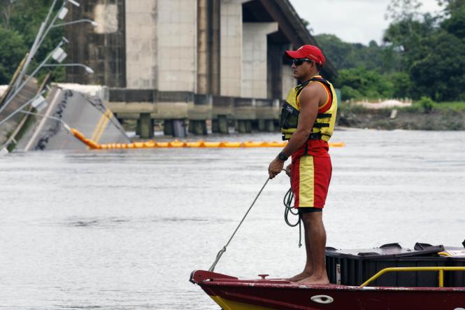 Os órgãos estaduais que atuam em diversas medidas emergenciais após a queda da ponte Rio Moju, no último sábado, seguem trabalhando para minimizar os impactos sofridos pela população após o acidente. As cerca de 1.500 toneladas de escombros começam a ser removidas do local onde a estrutura caiu nesta quarta-feira (10).

FOTO: WAGNER SANTANA / AGÊNCIA PARÁ
DATA: 09.04.2019
MOJU - PA <div class='credito_fotos'>Foto: Wagner Santana / Ag. Pará   |   <a href='/midias/2019/originais/99fdd13c-6be7-45b5-9c44-255c646f6b83.jpg' download><i class='fa-solid fa-download'></i> Download</a></div>