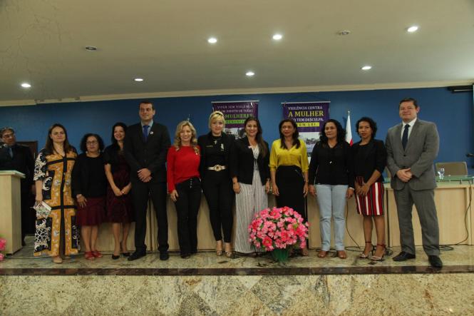 O Governo do Estado, por meio da Secretaria de Justiça e Direitos Humanos, abriu a programação alusiva ao Dia da Mulher no Estado, com um seminário sobre feminicídio, no Fórum Cível de Belém, na manhã de hoje (1º).

FOTO: WAGNER ALMEIDA / ASCOM SEJUDH
DATA: 01.03.2019
BELÉM - PA <div class='credito_fotos'>Foto: Wagner Almeida/ Ascom Sejudh   |   <a href='/midias/2019/originais/9a176ebc-56bd-4fc1-85f1-830b96286ac3.jpg' download><i class='fa-solid fa-download'></i> Download</a></div>