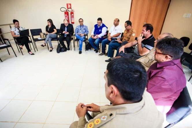 Na manhã desta quarta-feira (23), após reunião na sede do Fórum de Salvaterra, no Arquipélago do Marajó, a Agência de Regulação e Controle de Serviços Públicos (Arcon), o Ministério Público e as empresas Henvil; Arapari Navegação e Banav assinaram um Termo de Ajustamento de Conduta (TAC), que consiste na readequação do porto Camará, porta de entrada e saída da região do Marajó. 

FOTO: MAYCON NUNES/AG. PARÁ
DATA: 23.01.2019
SALVATERRA - PARÁ <div class='credito_fotos'>Foto: Maycon Nunes / Ag. Pará   |   <a href='/midias/2019/originais/9a359ca4-0d2c-47ef-a3d0-398289e36cc6.jpg' download><i class='fa-solid fa-download'></i> Download</a></div>
