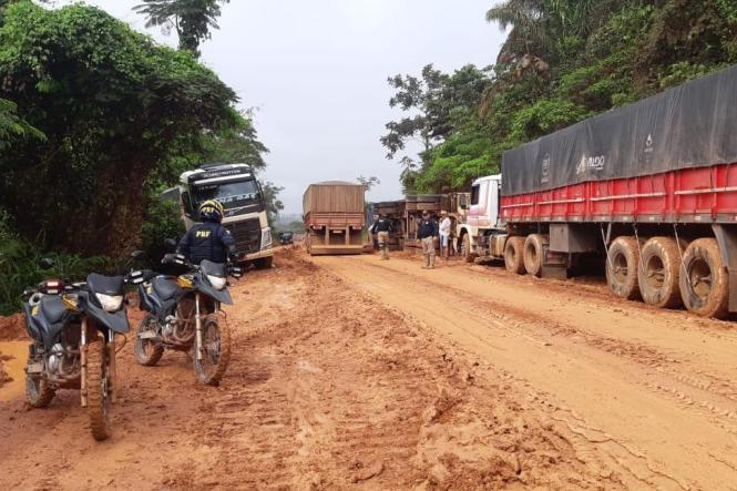 Por conta das fortes chuvas, o trecho da BR-163, entre os municípios de Morais de Almeida e novo Progresso, está congestionado e teve que ser parcialmente bloqueado pelo DNIT, proibindo a passagem de novas carretas, com o intuito de garantir a segurança no local. O congestionamento tem aproximadamente 80km de extensão, dos caminhões que vem no sentido Pará Mato Grosso

FOTO: DIVULGAÇÃO
DATA: 06.03.2019
NOVO PROGRESSO - PA <div class='credito_fotos'>Foto: Divulgação   |   <a href='/midias/2019/originais/9a7c141b-ab65-4623-bcda-49f49a59b5fc.jpg' download><i class='fa-solid fa-download'></i> Download</a></div>