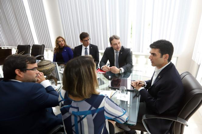 Pela primeira vez, três procuradores paraenses vão assumir cargos simultâneos nas diretorias da Associação Nacional do Ministério Público de Contas (Ampcon) e do Conselho Nacional de Procuradores-Gerais de Contas (CNPGC). Para a posse, marcada para ocorrer no dia 19 deste mês, em Brasília, os procuradores de Contas do Pará, Stephenson Victer, Deíla Maia e Silaine Vendramin, convidaram pessoalmente o governador Helder Barbalho na tarde desta quinta-feira (14), no Palácio do Governo.

FOTO: MARCO SANTOS / AGÊNCIA PARÁ
DATA: 14.03.2019
BELÉM - PA <div class='credito_fotos'>Foto: Marco Santos / Ag. Pará   |   <a href='/midias/2019/originais/9a997327-3821-4bf2-bfc0-12986a91026d.jpg' download><i class='fa-solid fa-download'></i> Download</a></div>