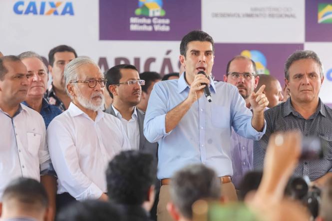 Na manhã desta sexta-feira (15), foi entregue à população o conjunto habitacional “Quinta dos Paricás”, no distrito de Icoaraci, em Belém. O governador do Estado, Helder Barbalho, o secretário nacional de habitação, Celso Toshiotmatsud e o prefeito municipal de Belém, Zenaldo Coutinho, estiveram presentes para fazer a entrega às famílias. Um empreendimento que teve um investimento de R$168 milhões de reais, todos do governo federal.

 FOTO: MARCO SANTOS / AGÊNCIA PARÁ
DATA: 15.03.2019
BELÉM - PA <div class='credito_fotos'>Foto: Marco Santos / Ag. Pará   |   <a href='/midias/2019/originais/9b37383d-87fc-4bfb-8731-aca736356cbe.jpg' download><i class='fa-solid fa-download'></i> Download</a></div>