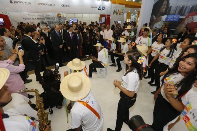 Homenageado com a medalha do Mérito Industrial Simão Miguel Bitar durante a abertura da 14ª edição da Feira da Indústria do Pará (Fipa), nesta quarta-feira (15), no Hangar - Centro de Convenções, o governador Helder Barbalho anunciou, à ocasião, ações que devem modificar o cenário econômico do Estado a longo prazo. 

FOTO: MARCELO SEABRA/ AG. PARÁ
DATA: 15.05.2019
BELÉM - PARÁ <div class='credito_fotos'>Foto: Marcelo Seabra / Ag. Pará   |   <a href='/midias/2019/originais/9b7697db-5d31-43f6-a1fe-d19f22be8d97.jpg' download><i class='fa-solid fa-download'></i> Download</a></div>