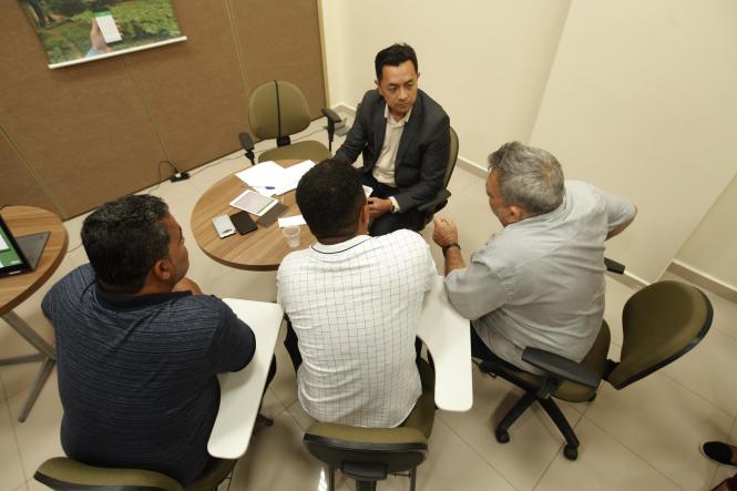 Representantes de pelo menos sete municípios da região sudeste do Pará puderam esclarecer dúvidas sobre licenciamento e fiscalização ambiental na manhã desta quarta-feira (3), durante reunião no Centro Regional de Governo, em Marabá. A ação fez parte da programação do Governo Por Todo Pará, e contou com a participação de representantes da Secretaria de Estado de Meio Ambiente e Sustentabilidade (Semas), Instituto de Desenvolvimento Florestal e da Biodiversidade do Pará (Ideflor-BIO) e Instituto de Terras do Pará (Iterpa).

FOTO MAYCON NUNES / AGENCIA PARA
DATA 03.04.2019
MARABA - PARA
 <div class='credito_fotos'>Foto: Maycon Nunes / Ag. Pará   |   <a href='/midias/2019/originais/9b76b2aa-8693-4837-8b5d-5c5172b0004d.jpg' download><i class='fa-solid fa-download'></i> Download</a></div>