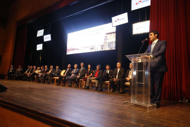 "Estamos abrindo uma janela que permite um horizonte de novos negócios para a atividade da mineração, absolutamente importante para o Estado", afirmou o governador Helder Barbalho, durante a assinatura do protocolo de intenções para implantação da primeira planta de verticalização de minério de ferro do Pará, no município de Marabá (região sudeste), na noite desta quinta-feira (23), no Teatro Maria Sylvia Nunes, na Estação das Docas, em Belém.

FOTO: MARCELO SEABRA / AGÊNCIA PARÁ
DATA: 23.05.2019
BELÉM - PARÁ <div class='credito_fotos'>Foto: Marcelo Seabra / Ag. Pará   |   <a href='/midias/2019/originais/9bb48c15-3e9c-4632-b7da-71e51055149d.jpg' download><i class='fa-solid fa-download'></i> Download</a></div>