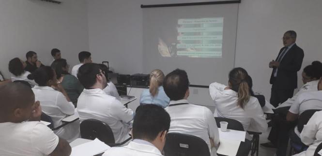 A oficina foi ministrada pelo Dr José Ribamar Branco, que é médico infectologista, fundador e diretor executivo do Instituto Brasileiro de Segurança do Paciente (IBSP).

FOTO: ASCOM / HJB
DATA: 17.04.2019
BELÉM - PARÁ <div class='credito_fotos'>Foto: ASCOM HJB   |   <a href='/midias/2019/originais/9bd2ba6d-aa46-416e-90ce-864e02d4f77e.jpg' download><i class='fa-solid fa-download'></i> Download</a></div>