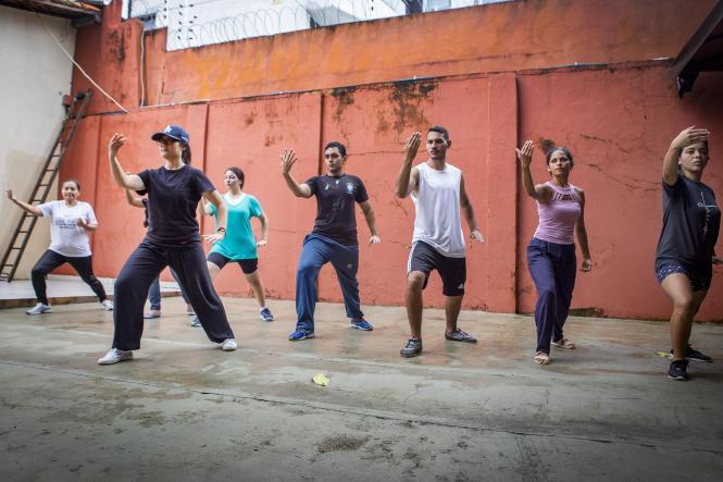 Benefícios para o corpo e mente, prática de exercícios moderados e a oportunidade de contato direto com a cultura oriental. Esta é a proposta das aulas de Tai Chi Chuan, ofertadas como atividade complementar do Instituto Confúcio, instituição ligada à Universidade do Estado do Pará (Uepa) em parceria com a Universidade Normal de Shandong, na China. As aulas são gratuitas, abertas ao público de qualquer idade e ocorrem todas as sextas-feiras, de 9h às 12h, na sede do Instituto, localizado no bairro do Umarizal, em Belém. 

FOTO: NAILANA THIELY / ASCOM UEPA
DATA: 22.03.2019
BELÉM-PARÁ <div class='credito_fotos'>Foto: Nailana Thiely / Ascom Uepa   |   <a href='/midias/2019/originais/9bd4a75a-b9fe-47dd-a50c-1a5cbf9c096c.jpg' download><i class='fa-solid fa-download'></i> Download</a></div>