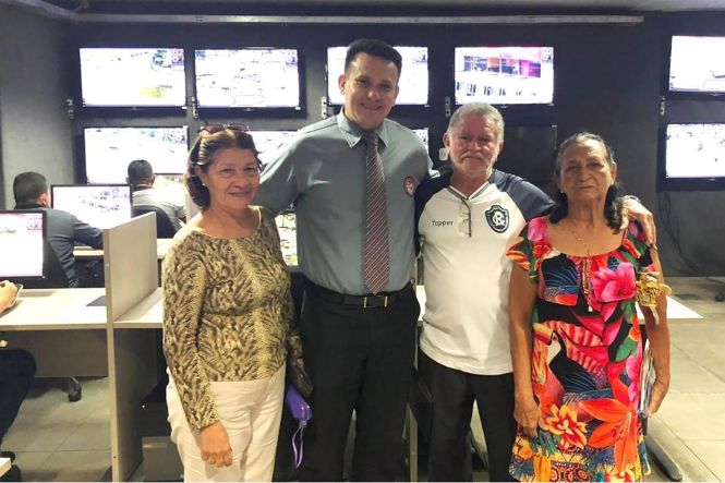 Integrantes do Conselho de Segurança Comunitário (Conseg) do bairro do Guamá, em Belém, visitaram as instalações do Centro Integrado de Operações (Ciop) na manhã da quinta-feira (2), e já firmaram parcerias.

FOTO: ASCOM CIOP
DATA: 03.05.2019
BELÉM - PARÁ <div class='credito_fotos'>Foto: Ascom CIOP   |   <a href='/midias/2019/originais/9bddad62-8036-448e-8a5e-6075ca4a5431.jpg' download><i class='fa-solid fa-download'></i> Download</a></div>