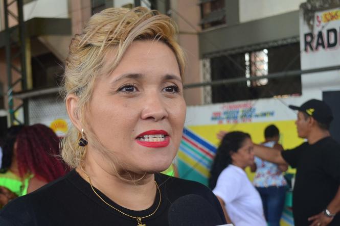 Após sete anos sem documento de identidade, Alice Valente, de 22 anos, aproveitou a ação de cidadania, prevenção e segurança realizada pela Secretaria de Estado de Segurança Pública e Defesa Social (Segup) por meio da Diretoria de Prevenção Social da Violência e Criminalidade (Diprev), para tirar o novo documento. Sem o RG ela conta que teve muitas dificuldades. “Eu não consegui abrir conta em banco, alguns atendimentos eu não conseguia, pois não aceitavam minha carteira de trabalho e agora vai melhorar muito. Eu já vinha tentando tirar meu RG até em outros bairros mais longe e não tive sucesso, até porque com a gestação fiquei sem tempo”, afirmou Alice que também recebeu atendimento pediátrico para a filha. A ação visa garantir serviços para a população e o diálogo junto aos órgãos de Segurança. O encontro oportuniza, ainda, o debate dos problemas que rondam as comunidades, assim como traçar medidas de prevenção, a fim de reduzir a criminalidade. Na foto, a delegada Silvia Rego, diretora da Diprev.

FOTO: ELIELSON MODESTO / ASCOM SEGUP
DATA: 05.01.2019
 <div class='credito_fotos'>Foto: Elielson Modesto / Ascom Segup   |   <a href='/midias/2019/originais/9beda805-3bc6-4cb5-8e71-7cf31a53a9f7.jpg' download><i class='fa-solid fa-download'></i> Download</a></div>