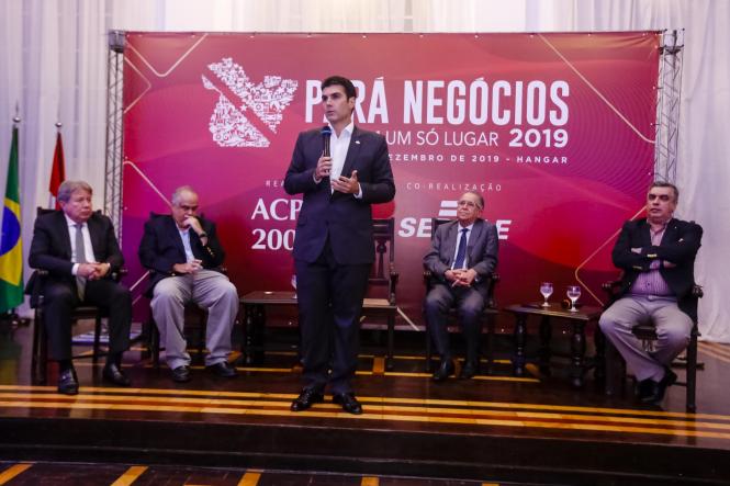 Estudos sobre a viabilidade da criação de uma rodovia pedagiada entre Belém e Castanhal, a instalação do canteiro de obras para a derrocada do Pedral do Lourenço a partir de julho desse ano e ainda a conclusão da discussão sobre as compensações da Lei Kandir na Câmara Federal, até o final do semestre, foram algumas das ações anunciadas por Helder Barbalho durante o lançamento da 8ª edição da Feira Pará Negócios. O evento, realizado na sede da Associação Comercial do Pará (ACP) na noite da última sexta-feira (16), contou com a presença de expositores, autoridades e convidados, que assistiram a conferência "Perspectivas para o crescimento do Pará", ministrada pelo governador.

FOTO: MARCELO SEABRA / AGÊNCIA PARÁ
DATA: 16.03.2019
BELÉM - PA <div class='credito_fotos'>Foto: Marcelo Seabra / Ag. Pará   |   <a href='/midias/2019/originais/9c0de5c6-d242-4de9-9b3f-f40e13e10857.jpg' download><i class='fa-solid fa-download'></i> Download</a></div>