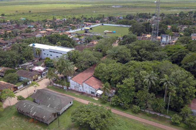 Depois de passar por Salvaterra e Soure, no Marajó, o governador Helder Barbalho foi até o município de Cachoeira do Arari, onde ocorria, neste domingo (20), a festividade de São Sebastião, considerado como o padroeiro dos vaqueiros do Marajó. No local, o governador visitou, acompanhado pelo prefeito Jaime Barbosa, secretários de Estado e deputados estaduais e federais, o Museu do Marajó, fechado para o público desde dezembro do ano passado por conta de problemas apontados pelo Corpo de Bombeiros. Lá, o chefe do Executivo Estadual assinou um protocolo de intenções com a prefeitura municipal e a presidência do Museu do Marajó, para viabilizar a adequação e recuperação do imóvel que abriga a instituição.

FOTO: MARCO SANTOS/AGÊNCIA PARÁ
DATA; 20.01.2019
CACHOEIRA DO ARARI - PARÁ <div class='credito_fotos'>Foto: Marco Santos / Ag. Pará   |   <a href='/midias/2019/originais/9c131c1c-f6c9-45a7-8d9a-3917f14fe2a9.jpg' download><i class='fa-solid fa-download'></i> Download</a></div>