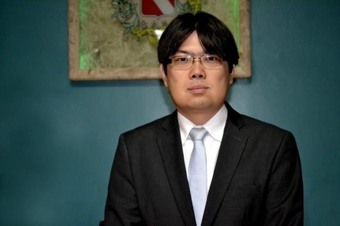 O engenheiro de produção Hugo Suenaga assumiu na tarde da quarta-feira, 2, a Secretaria de Estado de Desenvolvimento Agropecuário e da Pesca, após a posse de todo o secretariado do governador Helder Barbalho no Palácio do Governo. 

FOTO: ASCOM SEDAP
DATA: 02.01.2018
BELÉM - PARÁ <div class='credito_fotos'>Foto: Ascom Sedap   |   <a href='/midias/2019/originais/9c1dde4b-a573-46f2-9c43-641f69d55d92.jpg' download><i class='fa-solid fa-download'></i> Download</a></div>