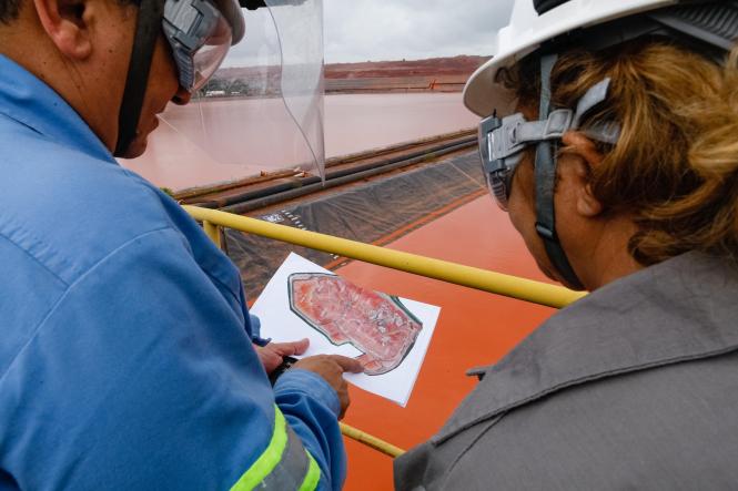 Equipes da Secretaria de Meio Ambiente e Sustentabilidade (Semas) vistoriaram, em Barcarena, a refinaria Alunorte - Alumina Norte do Brasil S.A, nesta sexta-feira (5). A visita técnica foi em caráter extraordinário após a forte chuva de ontem no município.

FOTO: FERNANDO ARAÚJO / AGÊNCIA PARÁ
DATA: 05.04.20189
BARCARENA - PARÁ <div class='credito_fotos'>Foto: Fernando Araújo/Ag. Pará   |   <a href='/midias/2019/originais/9c3d5296-718a-4bf6-84de-5a6514e81c10.jpg' download><i class='fa-solid fa-download'></i> Download</a></div>
