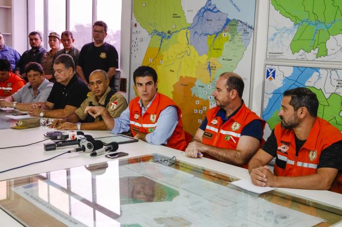 O governador Helder Barbalho e o vice-governador, Lúcio Vale, anunciaram, durante coletiva neste sábado (6), que o Estado não irá cessar as buscas pelas possíveis vítimas do acidente na ponte Rio Moju, a terceira da Alça Viária, até que elas sejam localizadas. Como medidas emergenciais para minimizar os impactos sofridos pela população, o chefe do Executivo estadual informou que serão construídas rampas, nos dois lados da ponte, para possibilitar o fluxo de balsas no local onde a a estrutura da ponte foi destruída após a colisão de uma balsa, na madrugada deste sábado (6). Serão recuperados ainda os portos do Arapari, em Barcarena, e o Porto Bannach, localizado na Avenida Bernardo Sayão, no bairro do Guamá, em Belém.

FOTO: FERNANDO ARAÚJO / AGÊNCIA PARÁ
DATA: 06.04.2019 <div class='credito_fotos'>Foto: Fernando Araújo/Ag. Pará   |   <a href='/midias/2019/originais/9c51c2ce-2bfe-4e11-887c-da417cabfcad.jpg' download><i class='fa-solid fa-download'></i> Download</a></div>