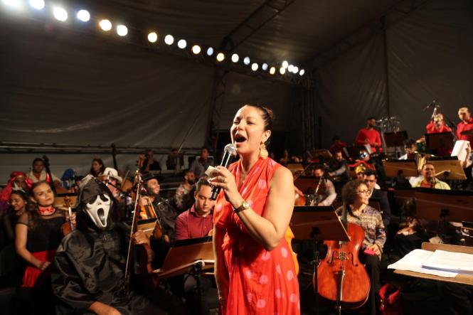 O Governo do Pará, por meio da Secretaria de Estado de Cultura (Secult), organizou uma programação alternativa para promover a nova política cultural e intensificar o “fazer artístico” em todas as linguagens e expressões. O Preamar de Carnaval 2019 promete integrar e descentralizar ações em quatro municípios. O Preamar de Carnaval 2019 começou levando para a histórica Vigia de Nazaré, no nordeste paraense, um concerto da Orquestra Sinfônica do Theatro da Paz (OSTP), sob a regência do maestro assistente Pedro Messias. A Orquestra apresentou um repertório carnavalesco, com a participação da cantora Nanna Reis. "Estamos muito felizes de ter vindo até aqui fazer parte desta noite especial. Preparamos um repertório voltado para a história do nosso carnaval, respeitando a tradição aqui da Vigia, que vive intensamente essa época do ano", declarou o maestro, que conquistou o público com muita simpatia.

FOTO: SECULT - PARÁ
DATA: 23.02.2019
VIGIA - PARÁ <div class='credito_fotos'>Foto: Ascom Secult   |   <a href='/midias/2019/originais/9c5d8aea-454b-48cb-b7b6-a9cc98372ea1.jpg' download><i class='fa-solid fa-download'></i> Download</a></div>