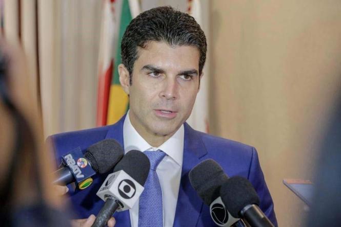 O novo governador do Estado do Pará, Helder Barbalho, esteve reunido (foto) na manhã da última segunda-feira (31), com os futuros gestores da área da segurança pública, pasta que terá prioridade em sua gestão, para traçar ações imediatas que começarão a ser realizadas durante os primeiros dias de seu mandato. A reunião ocorreu no plenário da Secretaria de Estado de Segurança Pública e Defesa Social (Segup), em Belém. O processo do pedido de apoio da Força Nacional, uma das principais demandas citadas durante a campanha eleitoral, também foi debatida durante o encontro. Além disso, foram estabelecidas as primeiras ações concretas de segurança que poderão ser observadas ao longo dos primeiros dias de janeiro, com a realização de blitz, abordagens policiais, cumprimento de mandados de prisão e outras ações em áreas que apresentam os maiores índices de violência nos últimos meses, com base nas estatísticas e manchas criminais. O fortalecimento e a valorização dos agentes de segurança pública também foram pautas da reunião.

FOTO: MARCO SANTOS
DATA: 31.12.2018
BELÉM - PARÁ <div class='credito_fotos'>Foto: MARCO SANTOS   |   <a href='/midias/2019/originais/9c5f03ed-a039-4164-862d-631d7f27d497.jpg' download><i class='fa-solid fa-download'></i> Download</a></div>