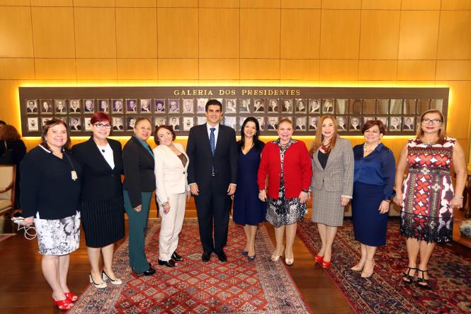 O governador do Estado, Helder Barbalho, e o comandante geral da Polícia Militar, coronel Dilson Júnior, receberam, no início da tarde desta segunda-feira (18), na sede do Tribunal de Justiça do Pará (TJPA), 110 policiais militares que estavam na reserva da corporação e, que, a partir de agora, foram reconvocados e ficarão à disposição do Judiciário.

FOTO: MARCO SANTOS / AGÊNCIA PARÁ
DATA: 18.02.2019
BELÉM - PA <div class='credito_fotos'>Foto: Marco Santos / Ag. Pará   |   <a href='/midias/2019/originais/9c786172-2802-4cce-9bcc-83771fe6d199.jpg' download><i class='fa-solid fa-download'></i> Download</a></div>