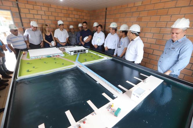 No penúltimo dia do programa Governo por Todo o Pará no oeste paraense, o governador Helder Barbalho irá nesta sexta-feira (22) aos municípios de Trairão e Itaituba, para conhecer as demandas da população e fiscalizar o andamento de ações prioritárias ao desenvolvimento do Pará. A partir das 11 h, o governador participará em Trairão da entrega da Escola Estadual Everaldo Martins, que passou por obras de reforma e ampliação, orçadas em R$ 1,7 milhão.

FOTO: MARCO SANTOS / AGÊNCIA PARÁ
DATA: 21.03.2019
SANTARÉM - PA <div class='credito_fotos'>Foto: Marco Santos / Ag. Pará   |   <a href='/midias/2019/originais/9ca6d752-ccf8-4c3e-be9c-279e04e396e0.jpg' download><i class='fa-solid fa-download'></i> Download</a></div>