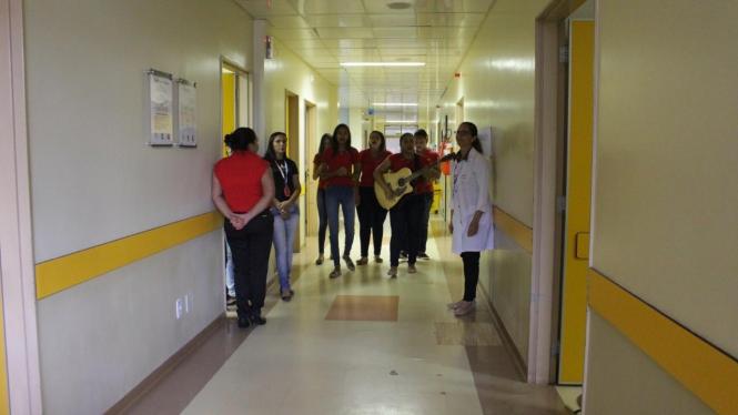 Uma parceria com a Igreja  Assembleia de Deus Plenitude e o Grupo de Trabalho de Humanização (GTH) do Hospital Geral de Tailândia (HGT) leva música e reflexões aos colaboradores, usuários e acompanhantes, por meio do projeto “Projeto Docinho Musical”, visando valorização das relações interpessoais e o respeito mútuo, incentivando a cultura da paz no ambiente hospitalar. <div class='credito_fotos'>Foto: ASCOM HGT TAILÂNDIA   |   <a href='/midias/2019/originais/9cb85372-2971-429a-bd25-2b1bdd97d17a.jpg' download><i class='fa-solid fa-download'></i> Download</a></div>