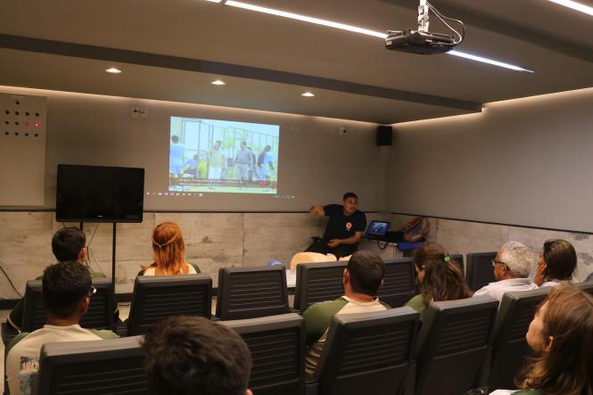 Uma das exigências para a atuação como condutores ou condutoras de trilhas e de atividades ecoturísticas no Parque Estadual do Utinga é o conhecimento de primeiros socorros. O tema foi abordado num curso de atualização aos prestadores desses serviços no Parque, o qual aconteceu na tarde da quarta-feira, 30, e contou com momentos de aprendizado teórico e prático.

FOTO: DIVULGAÇÃO
DATA: 31.01.2019
BELÉM - PARÁ <div class='credito_fotos'>Foto: Ascom Ideflor   |   <a href='/midias/2019/originais/9cc50342-95fa-42c7-af4c-d15e65c27919.jpg' download><i class='fa-solid fa-download'></i> Download</a></div>