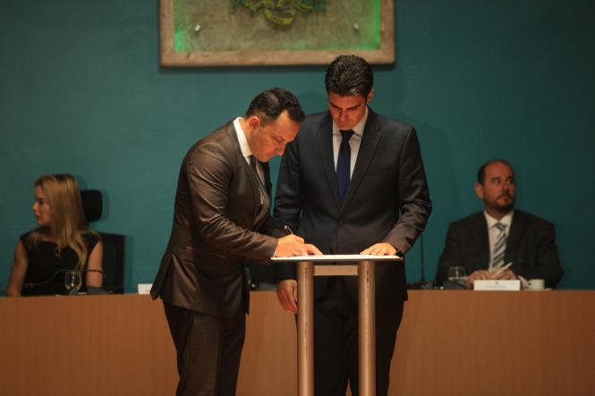 Na primeira manhã de trabalho do Governador Helder Barbalho, nesta quarta-feira (02), foi assinado ofício enviado ao Ministro da Justiça e Segurança Pública, Sérgio Fernando Moro, solicitando o emprego de 500 agentes da Força Nacional de Segurança Pública para imediato reforço do efetivo local e preservação da ordem pública. Helder ainda deu posse aos secretários, presidentes de instituições e diretores que fazem parte de sua equipe. Logo no inicio da manhã Helder Barbalho visitou as tropas da ação integrada da Secretaria de Estado de Segurança Pública (Segup) que leva o reforço da segurança para os bairros de Belém envolvendo cerca de 400 agentes. Durante a posse dos novos secretários (foto) o governador Helder Barbalho ressaltou a absoluta confiança nos nomeados cujas escolhas foram pautadas fundamentalmente por critérios técnicos e de acordo com a qualificação profissional de cada um deles. Para ele os critérios de escolha utilizados “permitirão um novo patamar de gestão ao Estado e que possamos o quanto antes fazer chegar à sociedade paraense as mudanças desejadas e reivindicadas por cada cidadão deste Estado”, comentou.

FOTO: CRISTINO MARTINS / AG. PARÁ
DATA: 02.01.2019
BELÉM - PARÁ <div class='credito_fotos'>Foto: Cristino Martins/Ag. Pará   |   <a href='/midias/2019/originais/9cd23682-561f-4a3f-9c04-2c5e5697ab1b.jpg' download><i class='fa-solid fa-download'></i> Download</a></div>