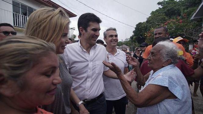 O governador Helder Barbalho e o vice-governador, Lúcio Vale, inauguraram neste sábado (23) a segunda agência do Banco do Estado do Pará (Banpará) em 80 dias de governo, dessa vez no município de Porto de Moz, no oeste paraense. 

FOTO: MARCO SANTOS / AG. PARÁ
DATA: 23.03.3029
PORTO DE MOZ - PARÁ <div class='credito_fotos'>Foto: Marco Santos / Ag. Pará   |   <a href='/midias/2019/originais/9ce901fc-dc2d-43e8-ad92-71c07f6c1a50.jpg' download><i class='fa-solid fa-download'></i> Download</a></div>