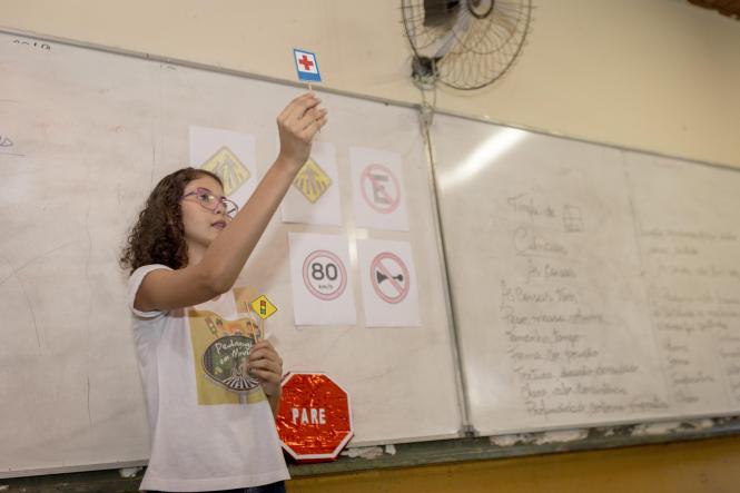 Aliado a respeito, cortesia e responsabilidade, o conhecimento é determinante na transformação do comportamento do homem na sociedade atual. E foi pensando no alto potencial de assimilação da informação nas escolas que a Universidade do Estado do Pará (Uepa), em parceria com o Departamento de Trânsito (Detran/PA), criou um projeto de educação no trânsito, um dos principais fatores de diminuição do número de acidentes. A primeira ação de 2019 foi realizada na última sexta-feira 

FOTO: Marcello Sarmento / ASCOM Uepa
DATA: 08.02.19
BELÉM-PARÁ <div class='credito_fotos'>Foto: MARCELLO SARMENTO / ASCOM UEPA   |   <a href='/midias/2019/originais/9cea83e2-4f49-4fda-a0e7-d1fd5029971d.jpg' download><i class='fa-solid fa-download'></i> Download</a></div>