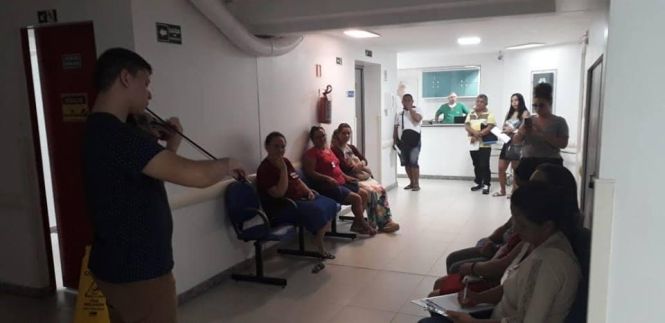 O Grupo de Trabalho de Humanização (GTH) do Hospital Jean Bitar (HJB), em Belém, antecipou a Páscoa para colaboradores, usuários, acompanhantes e visitantes, ao surpreender a todos que circulavam no ambiente, durante todo o dia de ontem (18), com apresentação musical do violonista Mauro Coutinho, na área de Recepção. <div class='credito_fotos'>Foto: ASCOM HJB   |   <a href='/midias/2019/originais/9d7d7332-0638-4c35-8500-b7f84fdf3641.jpg' download><i class='fa-solid fa-download'></i> Download</a></div>