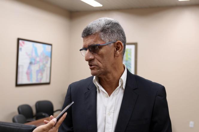 O diretor-geral do Departamento de Trânsito do Estado (Detran-PA), João Guilherme Macedo, recebeu na manhã desta terça-feira (22), na sede da Autarquia, integrantes da Comissão de Moradores do 'Viver Melhor Marituba' para definir estratégias de segurança no perímetro do quilômetro 15 da Rodovia BR-316, em Marituba. 

FOTO: ASCOM DETRAN
DATA: 22.01.2019
BELÉM - PARÁ <div class='credito_fotos'>Foto: ASCOM DETRAN   |   <a href='/midias/2019/originais/9db49da9-c3da-46fd-a5f9-3d272e0c8603.jpg' download><i class='fa-solid fa-download'></i> Download</a></div>