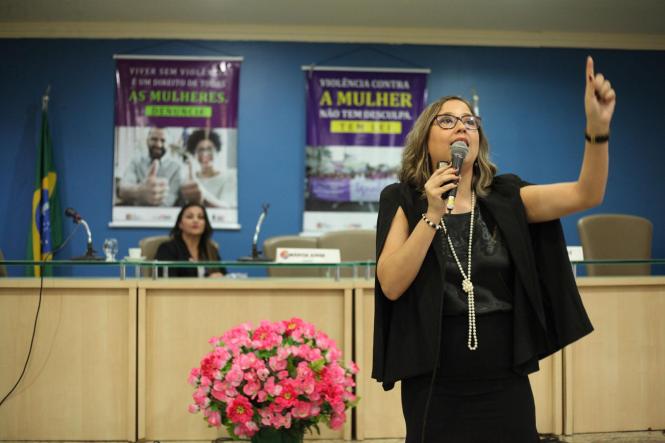 O Governo do Estado, por meio da Secretaria de Justiça e Direitos Humanos, abriu a programação alusiva ao Dia da Mulher no Estado, com um seminário sobre feminicídio, no Fórum Cível de Belém, na manhã de hoje (1º).

FOTO: WAGNER ALMEIDA / ASCOM SEJUDH
DATA: 01.03.2019
BELÉM - PA <div class='credito_fotos'>Foto: Wagner Almeida/ Ascom Sejudh   |   <a href='/midias/2019/originais/9dc587ac-2259-4e09-8ce8-9d45266f60bd.jpg' download><i class='fa-solid fa-download'></i> Download</a></div>