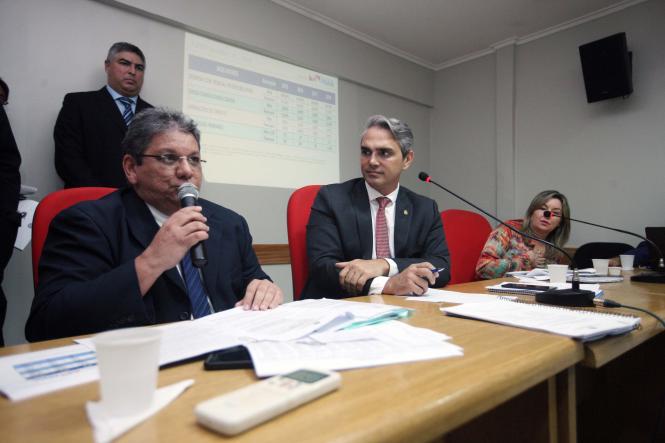 A Secretaria de Estado de Planejamento e Administração (Seplan) e a Secretaria de Estado da Fazenda (Sefa) apresentaram, em audiência pública realizada na tarde desta terça-feira (19), o balanço das despesas e receitas do Estado, no que se refere às metas fiscais do 3º quadrimestre de 2018. Os números foram apresentados no plenário da Comissão de Fiscalização Financeira e Orçamentária da Assembleia Legislativa do Estado do Pará (Alepa). Dentre os indicadores apontados, percebeu-se que, no período analisado, a receita corrente líquida do Estado apresentou um aumento de 25%, enquanto as despesas de custeio tiveram aumento 50%, gerando um déficit fiscal para o Estado.

FOTO: JADER PAES / AGÊNCIA PARÁ
DATA: 19.02.2019
BELÉM - PA <div class='credito_fotos'>Foto: JADER PAES / AGÊNCIA PA   |   <a href='/midias/2019/originais/9dc70633-b0fb-42a8-99e8-10e25cd79384.jpg' download><i class='fa-solid fa-download'></i> Download</a></div>