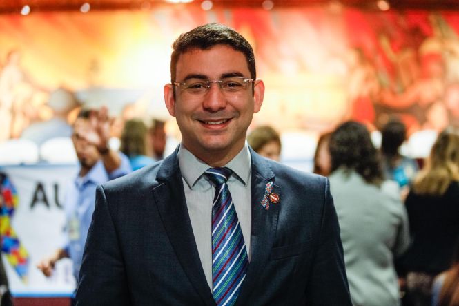 "Nós, autistas, precisamos urgentemente de uma clínica-escola em Belém". A constatação, feita pelo adolescente Richard Pires, 12 anos, que tem Transtorno do Espectro Autista (TEA), ecoou no auditório lotado da Assembleia Legislativa do Pará (Alepa), na manhã desta quinta-feira (25). Diante de parlamentares e representantes de entidades sociais, o adolescente leu uma carta relatando sua luta por direitos e a importância da Implantação de uma clínica-escola para pessoas com autismo no Pará.

FOTO; MAYCON NUNES / AGÊNCIA PARÁ
DATA: 25.04.2019
BELÉM - PARÁ <div class='credito_fotos'>Foto: Maycon Nunes / Ag. Pará   |   <a href='/midias/2019/originais/9e0bdf94-0c2a-4ad8-a025-92880a68b33c.jpg' download><i class='fa-solid fa-download'></i> Download</a></div>