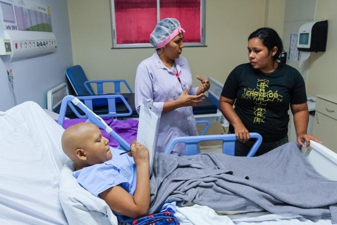 Referência no diagnóstico e tratamento especializado do câncer em crianças e adolescentes, o Hospital Oncológico Infantil Octávio Lobo, em Belém, comemora o resultado positivo de uma cirurgia realizada pela primeira vez na região Norte, para o tratamento de tumores ósseos. Conhecida como Frozen Bone, a técnica é uma alternativa para alguns tipos de tumor ósseo, após a quimioterapia.
Alan Aula no Leito.

FOTO: DIVULGAÇÃO
DATA: 17.04.2019
BELÉM - PARÁ <div class='credito_fotos'>Foto: Divulgação   |   <a href='/midias/2019/originais/9e0dd40f-45a4-4732-9d6e-8e747f26ec32.jpg' download><i class='fa-solid fa-download'></i> Download</a></div>