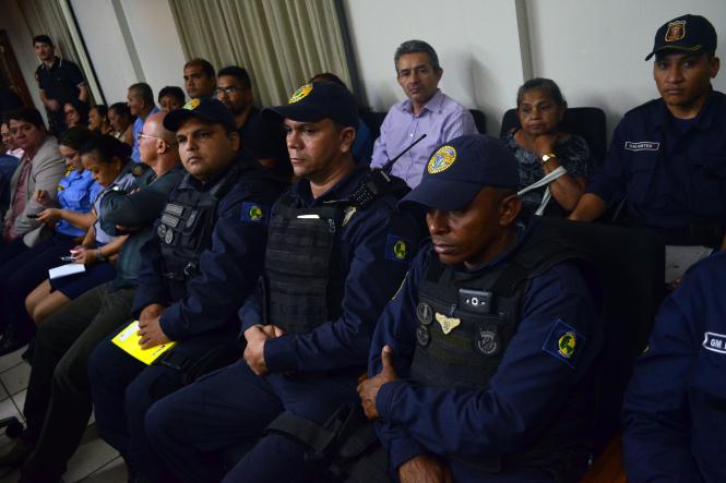 Mais de 150 líderes comunitários e representantes dos Conselhos Comunitários de Segurança Pública (Conseg’s) de Belém, Região Metropolitana e interior do Estado participaram, na tarde desta terça-feira (8), do “I Encontro Comunitário de Segurança 2019”, realizado pela Secretaria de Estado de Segurança Pública e Defesa Social (Segup), por meio da Diretoria de Prevenção Social da Violência e Criminalidade (Diprev). O evento teve como objetivo discutir e avaliar os trabalhos que já vêm sendo feitos pela Secretaria, bem como as novas medidas a serem adotadas, além de abrir o diálogo entre os novos gestores e a comunidade.

FOTO: ELIELSON MODESTO / ASCOM SEGUP
DATA: 09.01.2019
BELÉM - PARÁ <div class='credito_fotos'>Foto: Elielson Modesto / Ascom Segup   |   <a href='/midias/2019/originais/9e328967-87ad-4c05-a2de-2b34da551fa0.jpg' download><i class='fa-solid fa-download'></i> Download</a></div>