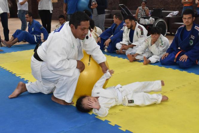 A solenidade realizada no auditório da instituição, contou com a presença do judoca Antônio Tenório, tetracampeão Paralímpico, medalhista de bronze em Londres e medalha de prata nas Paraolimpíadas do Rio 2016, que veio, especialmente, à capital paraense para celebrar mais essa inovação no atendimento a pessoa com deficiência .

FOTO: DIVULGAÇÃO
DATA: 23.03.2019
BELÉM - PARÁ <div class='credito_fotos'>Foto: Divulgação   |   <a href='/midias/2019/originais/9e33d8ef-b2cb-4182-a07f-9f024c0756ec.jpg' download><i class='fa-solid fa-download'></i> Download</a></div>