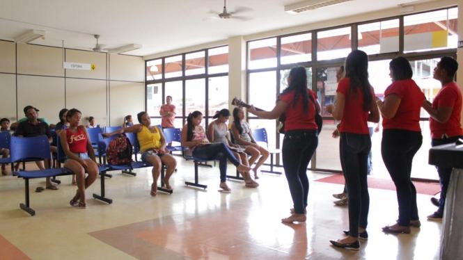 Uma parceria com a Igreja  Assembleia de Deus Plenitude e o Grupo de Trabalho de Humanização (GTH) do Hospital Geral de Tailândia (HGT) leva música e reflexões aos colaboradores, usuários e acompanhantes, por meio do projeto “Projeto Docinho Musical”, visando valorização das relações interpessoais e o respeito mútuo, incentivando a cultura da paz no ambiente hospitalar. <div class='credito_fotos'>Foto: ASCOM HGT TAILÂNDIA   |   <a href='/midias/2019/originais/9e3eea42-f82b-4be0-b966-39eac54011cb.jpg' download><i class='fa-solid fa-download'></i> Download</a></div>