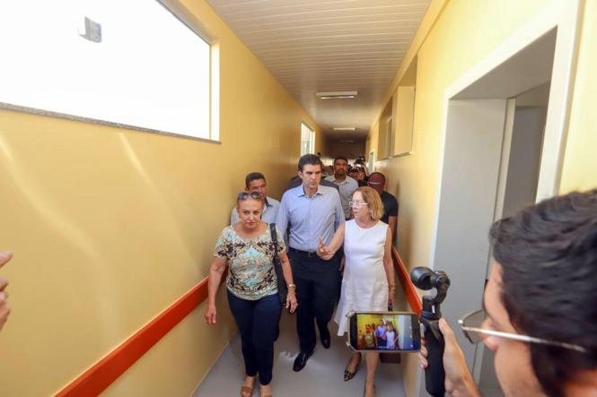 Na manhã desta quarta-feira (9), o governador do Estado, Helder Barbalho, esteve em Abaetetuba, nordeste paraense, onde realizou visita técnica às instalações do Hospital Municipal Santa Rosa. Helder vistoriou as obras que, segundo a prefeitura municipal, não foram concluídas pelo governo anterior.

FOTO: MARCO SANTOS / AG. PARÁ
DATA: 09.01.2019
ABAETETUBA - PARÁ <div class='credito_fotos'>Foto: Marco Santos / Ag. Pará   |   <a href='/midias/2019/originais/9e403979-bbfa-4c18-8119-e939f89d6c41.jpg' download><i class='fa-solid fa-download'></i> Download</a></div>