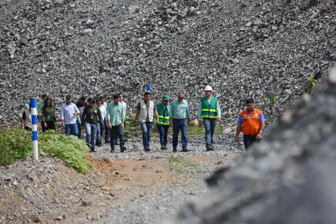 O titular da Secretaria Estadual de Meio Ambiente e Sustentabilidade (Semas), Mauro O´de Almeida, acompanhou nesta quarta (13) e quinta-feira (14) a vistoria de técnicos da Semas às barragens da Mina Sossego, em Canaã dos Carajás. A Defesa Civil Estadual, representada pelo Tenente Coronel Jayme Benjó, também integra a equipe, como participante do Grupo de Trabalho de Segurança em Barragens criado pelo governo do estado. 

FOTO: MAYCON NUNES / AGÊNCIA PARÁ
DATA: 13.03.2019
CANAÃ DOS CARAJÁS - PA <div class='credito_fotos'>Foto: Maycon Nunes / Ag. Pará   |   <a href='/midias/2019/originais/9e4fa0b7-079c-4b59-b668-9ad01d5de699.jpg' download><i class='fa-solid fa-download'></i> Download</a></div>