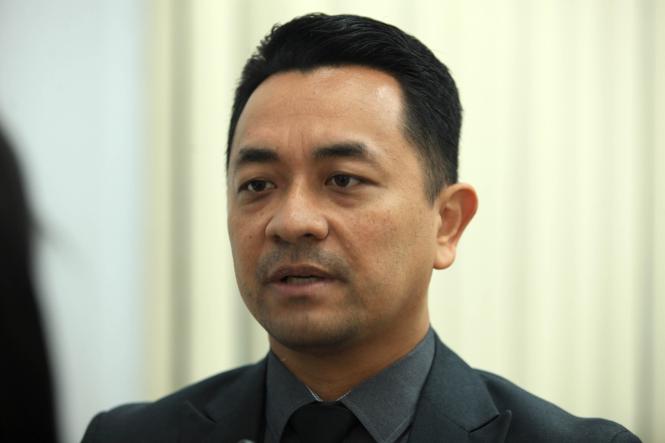 O procurador geral do Estado, Ricardo Sefer, convocou uma reunião na manhã desta segunda-feira (7), na sede do PGE, em Belém, com os representantes do Instituto de Terras do Pará (Iterpa) e da Secretaria de Estado de Meio Ambiente e Sustentabilidade (Semas), para repassar orientações do governador Helder Barbalho. Na foto, Bruno Kono, procurador e presidente do Iterpa.

FOTO: MÁCIO FERREIRA / AG. PARÁ
DATA: 07.01.2019
BELÉM - PARÁ <div class='credito_fotos'>Foto: MÁCIO FERREIRA/ AG. PARÁ   |   <a href='/midias/2019/originais/9eccd71d-a7b3-4c62-8194-a1143105b111.jpg' download><i class='fa-solid fa-download'></i> Download</a></div>