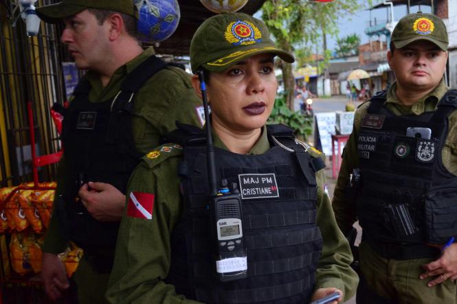 Com objetivo de coibir irregularidades e prevenir crimes e a violência durante o período do carnaval foi deflagrada, nesta terça-feira (5), no distrito de Outeiro, em Belém, a operação Pacificação, que consiste na vistoria de estabelecimentos que desempenham atividade comercial, como bares, lanchonetes, restaurantes, depósitos de bebidas, entre outros. Durante a fiscalização 11 bares foram autuados.
Na foto Jivago Ferreira

FOTO: ASCOM / ELIELSON MODESRO
DATA: 06.03.2019
OUTEIRO - PA <div class='credito_fotos'>Foto: Elielson Modesto / Ascom Segup   |   <a href='/midias/2019/originais/9ef7e863-3cf5-4511-b24e-0974e0814ff3.jpg' download><i class='fa-solid fa-download'></i> Download</a></div>