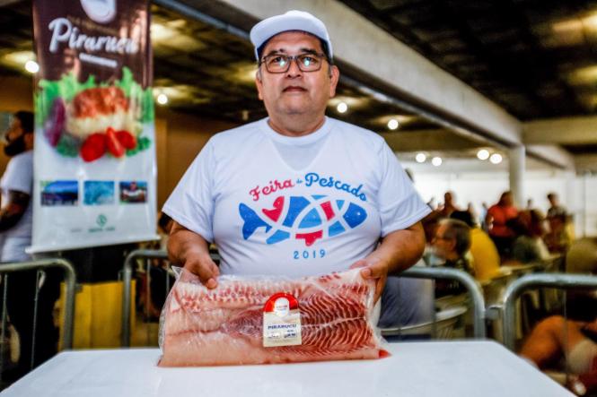 Com o objetivo de incentivar o consumo do pescado e não deixar faltar o alimento no período onde católicos não ingerem carne vermelha, começou nesta quarta-feira (17), a Feira do Pescado 2019, promovida pela Secretaria Estadual de Desenvolvimento Agropecuário e da Pesca (Sedap). O evento acontece, simultâneamente, em oito pontos da região metropolitana (sendo seis em Belém, um em Ananindeua e outro em Marituba) e em outros 47 municípios do interior paraense, em parceria com as respectivas prefeituras.

FOTO: MAYCON NUNES / AGÊNCIA PARÁ
DATA: 17.04.2019
BELÉM - PARÁ <div class='credito_fotos'>Foto: Maycon Nunes / Ag. Pará   |   <a href='/midias/2019/originais/9f0a8e9e-5a22-4f69-9440-a03f18c553d9.jpg' download><i class='fa-solid fa-download'></i> Download</a></div>
