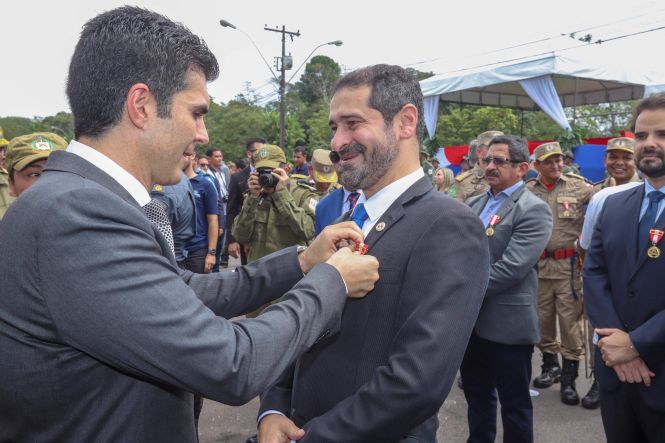 O patrono das Polícias Militares do Brasil, o alferes Joaquim José da Silva Xavier, o Tiradentes, foi homenageado na manhã desta segunda-feira (22), em Belém, em solenidade realizada na sede do Comando-Geral da Polícia Militar, localizado na Rodovia Augusto Montenegro. Presidindo a cerimônia, o governador do Estado, Helder Zaluth Barbalho, parabenizou os 569 policiais militares promovidos em 21 de Abril, e ressaltou os números alcançados nos três primeiros meses do ano, destacando como fator decisivo o esforço dos policiais militares e dos demais órgãos que integram o Sistema de Segurança Pública do Estado.

FOTO: MARCO SANTOS / AGÊNCIA PARÁ
DATA: 22.04.2019
BELÉM - PARÁ <div class='credito_fotos'>Foto: Marco Santos / Ag. Pará   |   <a href='/midias/2019/originais/9f1ee944-2de6-402b-b2c7-1f8a0e01b742.jpg' download><i class='fa-solid fa-download'></i> Download</a></div>