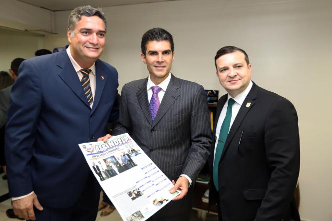 O governador Helder Barbalho participou na manhã desta terça-feira (22), na sede da delegacia geral, da cerimônia de posse do novo delegado geral da Polícia Civil do Pará, Alberto Teixeira, e da nova diretoria do órgão. Vários secretários e autoridades também marcaram presença no evento. Na ocasião, o governador destacou a importância da Polícia Civil para o enfrentamento e combate à violência no Pará. O governador falou da dificuldade de enfrentamento do crime, mas ressaltou não medirá esforços para o combate a criminalidade.

FOTO: AG. PARÁ
DATA: 22.01.2019
BELÉM - PARÁ <div class='credito_fotos'>Foto: Agência Pará   |   <a href='/midias/2019/originais/9f2fa496-060d-4325-ab31-29f8ced497cd.jpg' download><i class='fa-solid fa-download'></i> Download</a></div>